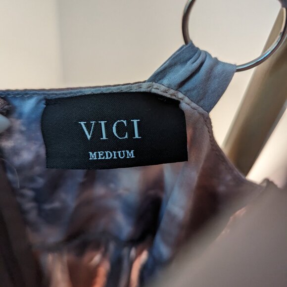 Maxi sleeveless dress with small train - Picture 3 of 4